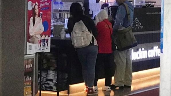 全红婵|全红婵被偶遇买奶茶！3名“保镖”护驾，队医怕她吃甜点一路跟随