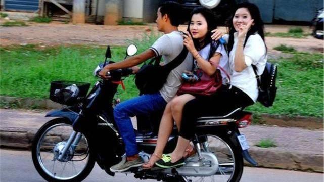 东哥爱说车 为什么女生坐摩托车一般侧着坐？小姐姐：就这3个原因，直男根本不懂