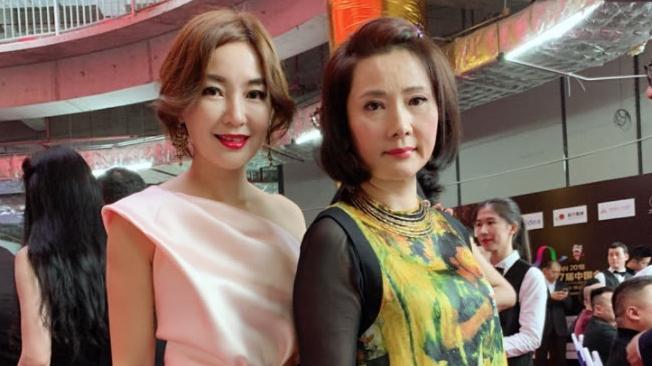 穿衣搭配 何赛飞也换发型，剪波波头好显年轻，站宋晓英旁边看不出差了8岁