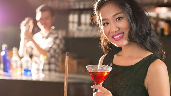 我是猴三|大叔在酒吧捡到一个美女，扛回家悉心照顾，三年后跟他结婚生子