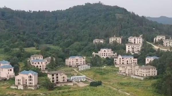 昆明金殿森林中的别墅群，耗时8年设计打造，却无奈烂尾