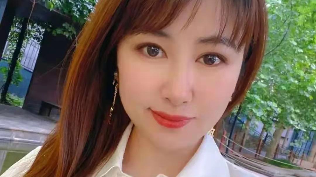 嗨咯情感说 没想到，却拍下了令他不忍直视的一幕。为什么妻子离家8年？