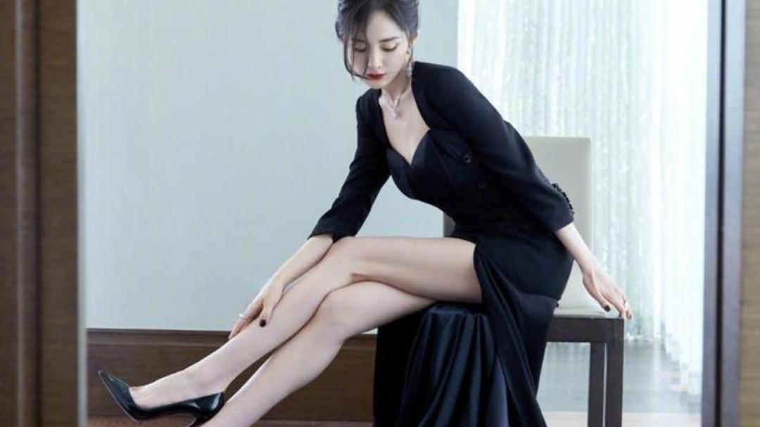 杨幂|作为时尚界的一杆风向标，杨幂的穿搭，太大胆了吧，穿超短上衣裹不住