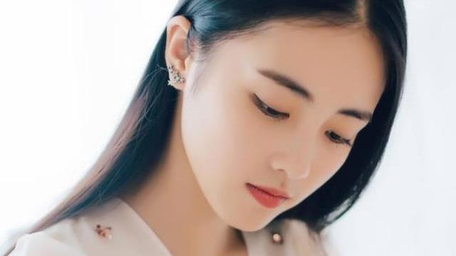 李佳琦 李佳琦强烈推荐的“美白精华”，狂卖50000瓶，用后暗黄干燥都消失了