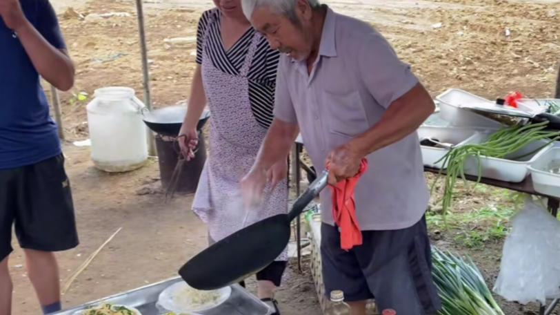 鸡胸肉|山东大爷大集上卖炒菜，干了30多年仍不会颠勺，全靠香油提味