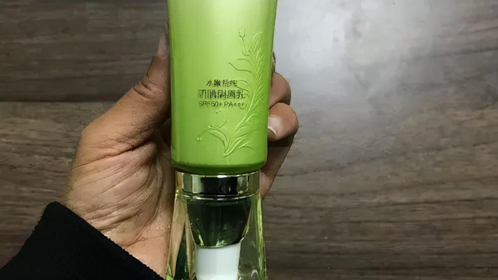 小姐姐 补水保湿洗面奶：深入净撤肌肤保证肌肤的健康状态