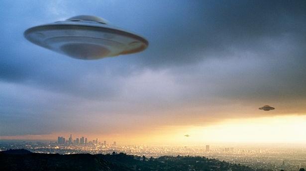 UFO 不明飞行物又来了？两架飞机遇到亮绿色神秘物体，飞入云层后消失
