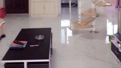 买顶楼二手房，朋友骂我脑子进水！装修完她被打脸，天天来蹭饭！