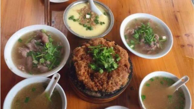 牛肉|重庆这家老牌苍蝇馆子，饭点街边摆满桌子，很多人为老板娘而来