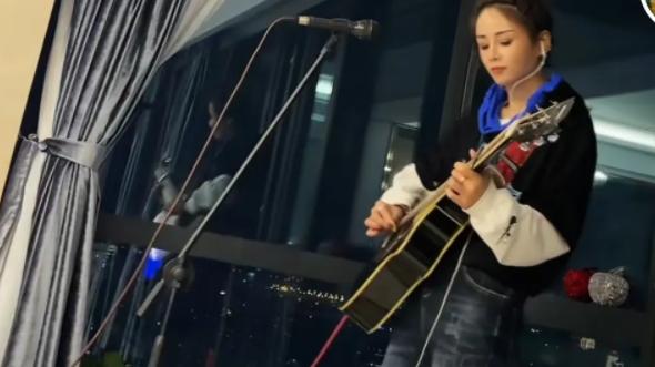 “花姐狂浪”住上了豪华大平层，空荡荡的房间只有她，没有孩子