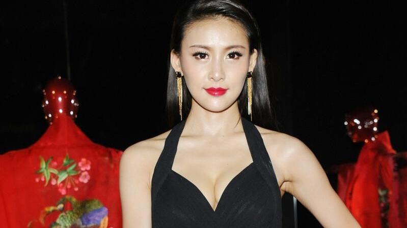 穿衣搭配 贾青穿衣挺招摇，绑带连体裤穿得挺清凉，红唇浓妆显得挺妩媚