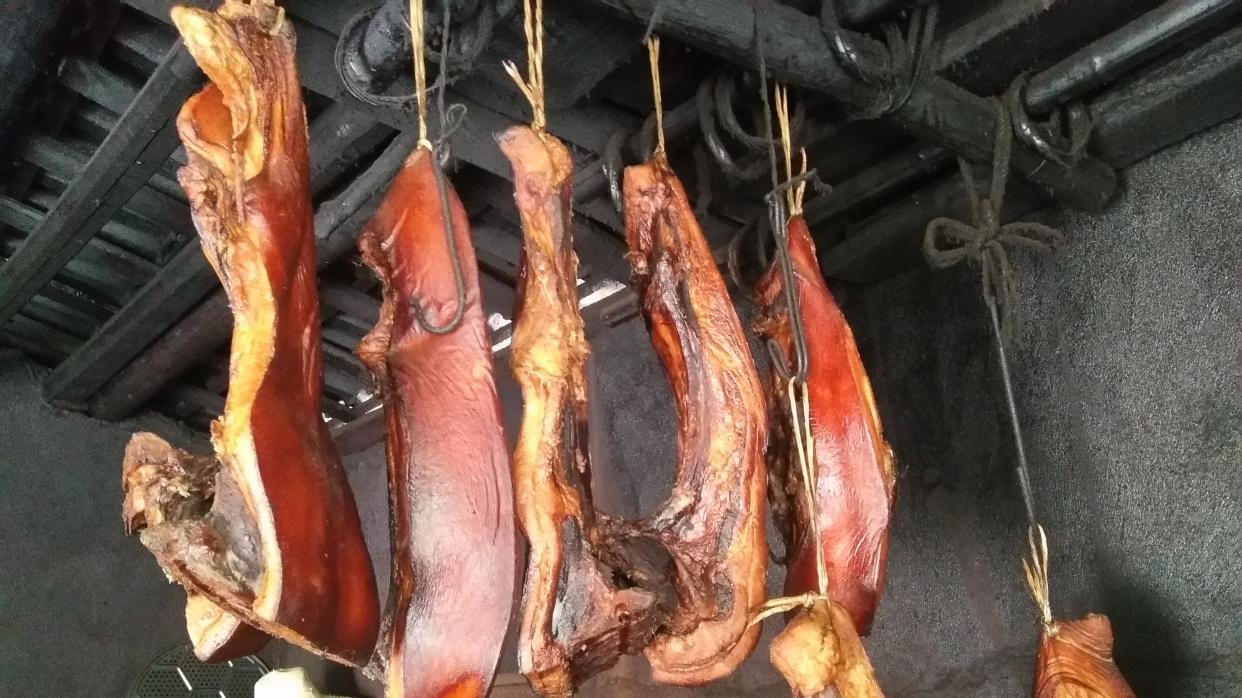腊肉|农民熏制腊肉都用哪些材料？什么材料熏制的腊肉最香？答案来了