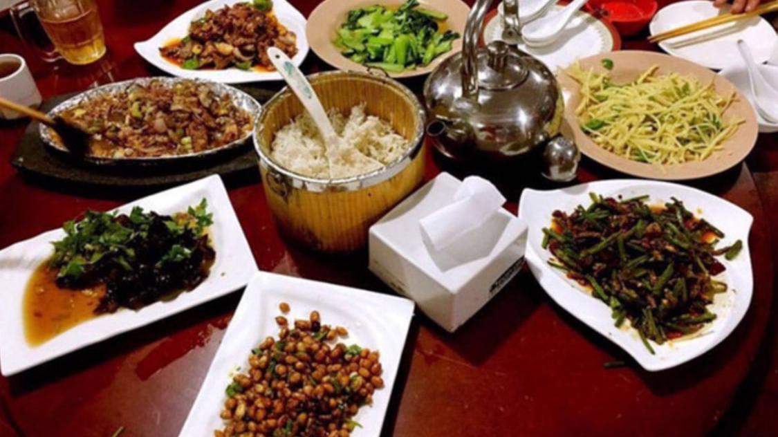 |网友哭笑不得！老外：我如何制止中国人将食物放到我的碗里