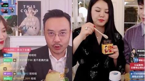 李小璐|李小璐彻底“放开”，穿丁字连体衣秀舞蹈，与往日女神判若两人