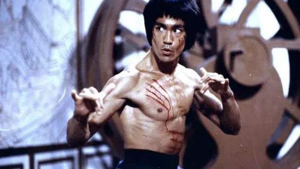 一代功夫巨星李小龙亲笔信曝光！死因竟另有隐情？