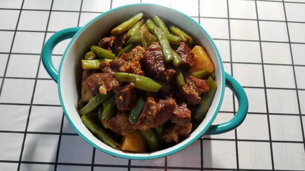 疯狂|家常炖牛肉，用这4个料就够了，教你详细做法，牛肉软烂香味浓