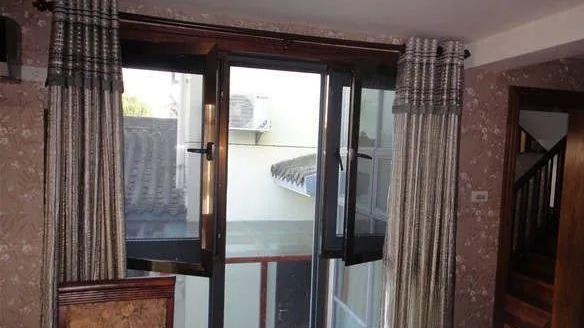 不锈钢窗纱已经过时了，现在小区业主流行用它，特别是高层小区！