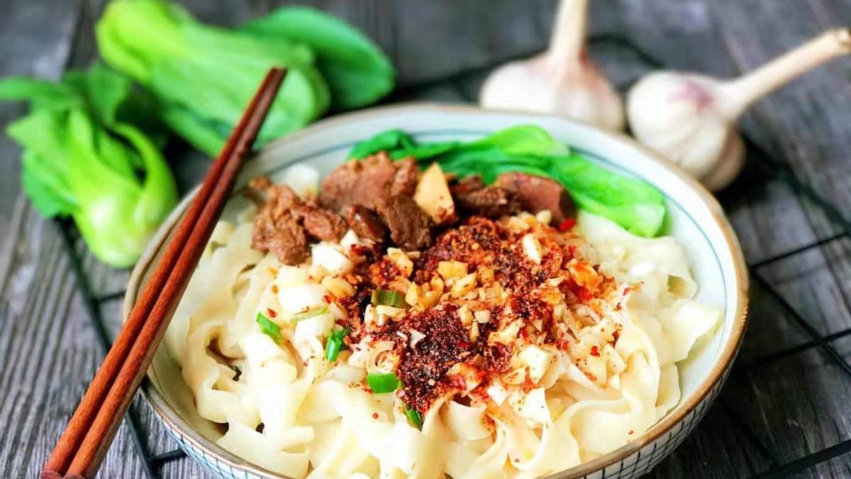 萝卜|家常快手美食：油泼川香臊子面，咸香Q弹，麻辣爽口，丝毫不腻