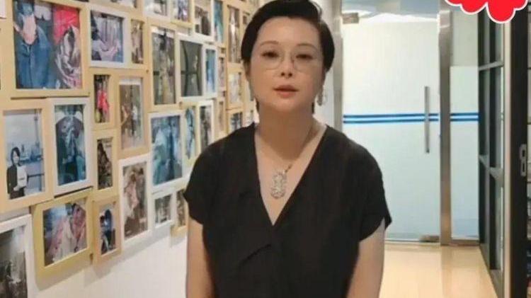 袁立|袁立罕见出境，身材圆润，没有瘦身修图很真实