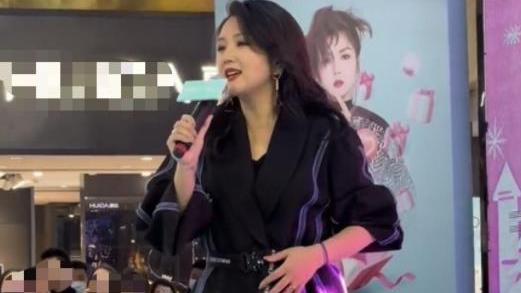 土豆 35岁何洁现身商演，减肥有效脸瘦一圈，养3娃不容易大冬天穿短裙