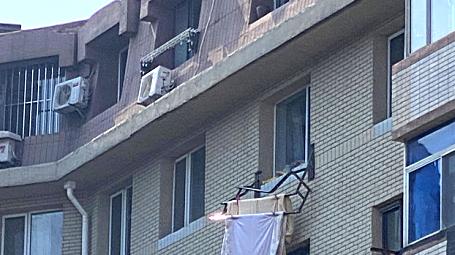 洁希亚国际洗衣 大连一女子晾晒被子，从五楼坠落不幸身亡，窗台晾衣架都折了