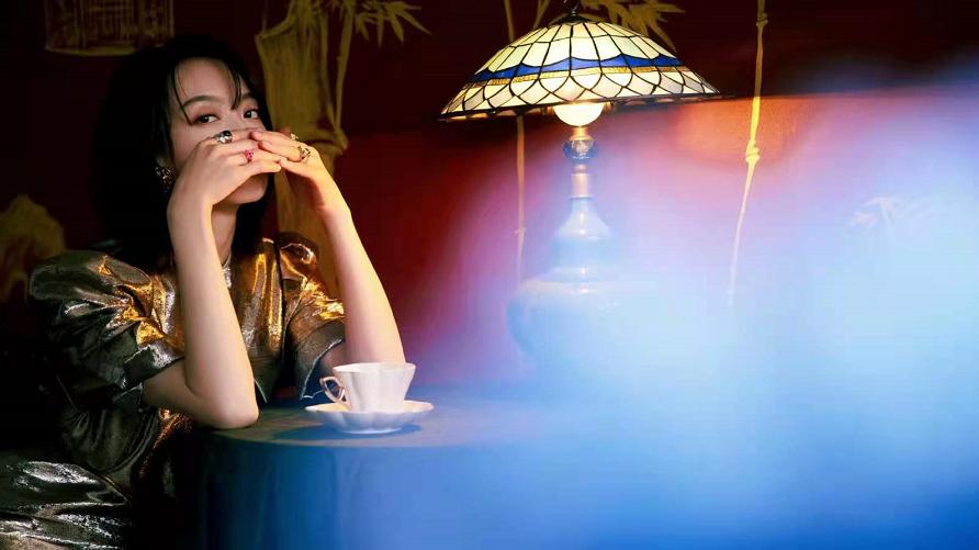 刘雯|国产时装秀排面不比顶奢差！周冬雨涂红唇气场不输刘雯，宋茜超美