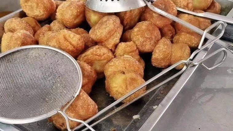 排骨|上海松江79岁的老字号，仅凭两间茅草庐起家，如今门口天天排长龙