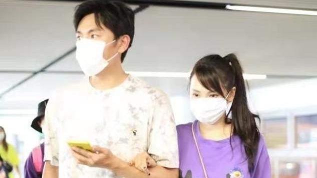 伊能静 伊能静挽手婆婆走机场，斜扎马尾嫩得像是她女儿，少女仪态感绝了