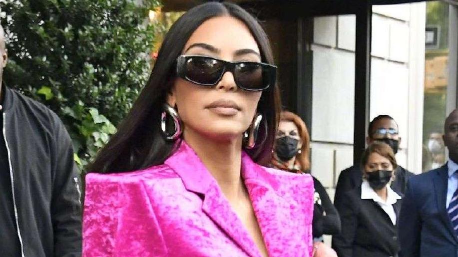 金·卡戴珊|卡戴珊真会博眼球，穿一身芭比粉就算了，还把靴子当裤子穿太招摇