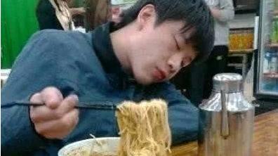 女孩|兄弟们都说红短裤的女孩最漂亮，可我还是坚定地选择了第三个妹子