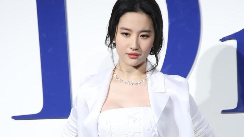 西装|刘亦菲的“仙气”不是吹的，白裙配西装好知性，眼眸里都写着温柔