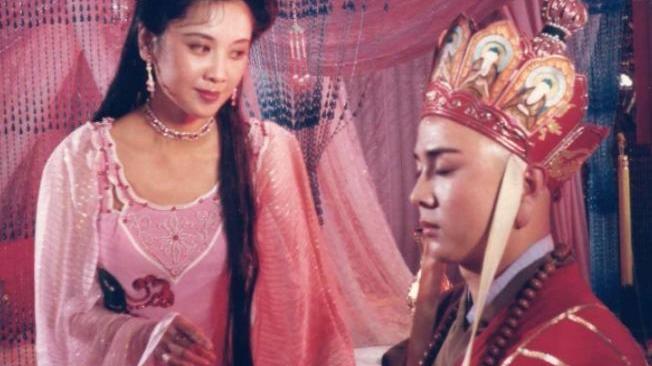 伊人|美女模仿西游记女儿国，眼神太空洞差点火候，哪是致敬这是毁经典