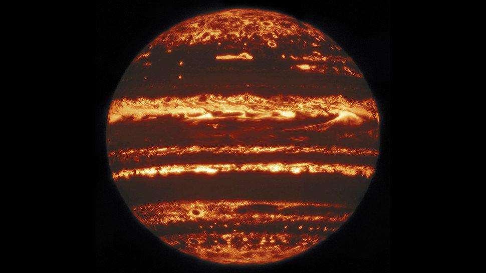在这张“幸运”的红外图像中，木星看起来像个火球