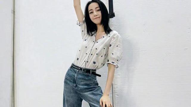 迪丽热巴|热巴晒写真照，手捧饮品笑容灿烂，再次把头发剪短，显得很利落