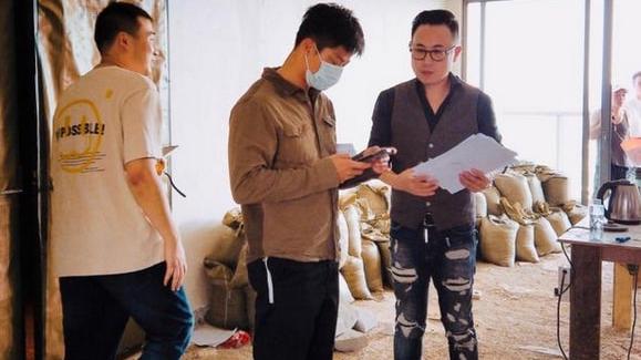 苏炳添装修新房！娇妻罕见现身与设计师交谈，颜值气质出众太美了