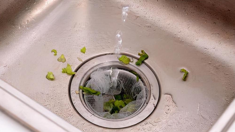 下水道堵了还用热水冲？老师傅教你几招，快速疏通没异味！