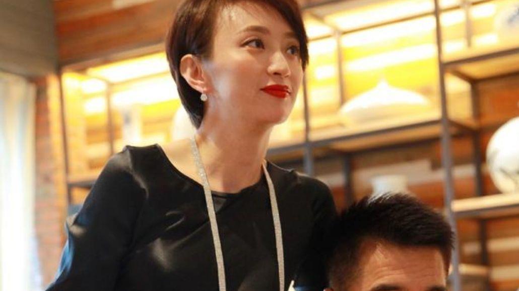 穿衣搭配|许亚军真有福气，妻子短发配黑色连衣裙亮相，全身散发无穷魅力