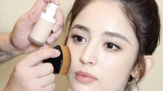 健身 美妆蛋那么火，为什么化妆师都用粉底刷？看到娜扎我恍然明白了