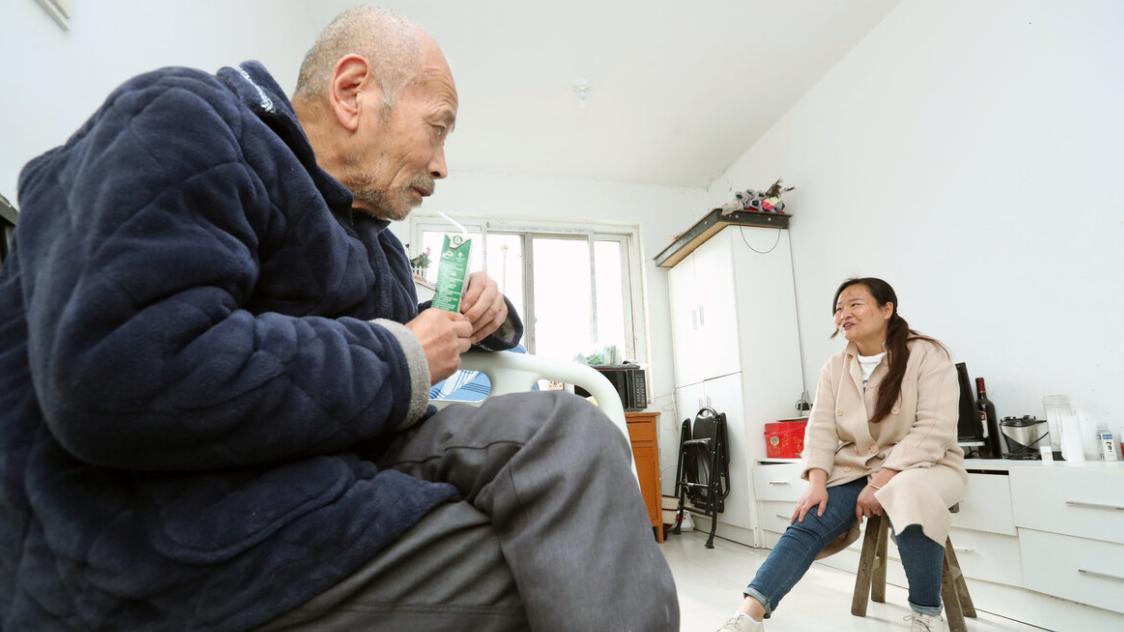 奶兔故事会|55岁住家保姆哭诉：给两位70岁大爷当保姆，他们的行为让我逃跑
