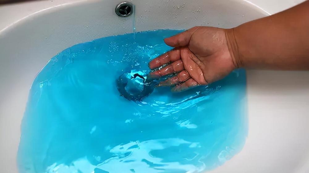 蓝色洁厕剂会导致“倒流”，还会危害健康？这些传言都是真的吗？