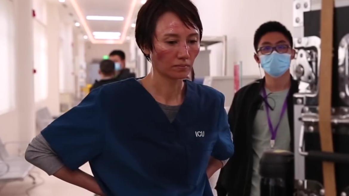 袁泉|袁泉罕见现身按摩店！素颜不化妆打扮低调，坐大厅用手机与人热聊