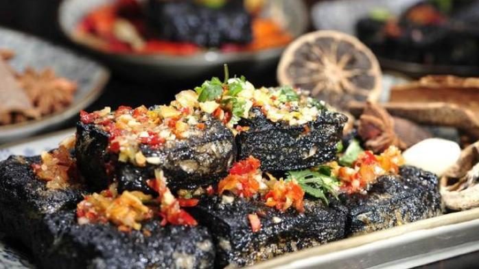 炸酱面|中国6种“可怜”的美食，当地人视若珍馐，外地人却看着都不想吃