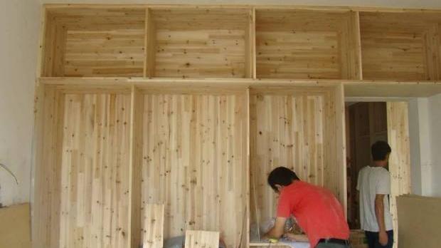 衣柜让木工打造还是定制？老师傅给出了答案，不再白花冤枉钱！