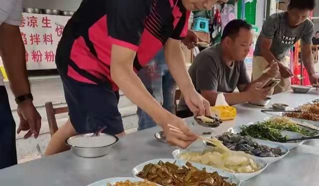 广西|广西独有的路边摊，4元1碗白粥1天卖上百碗，十几种小菜随便吃