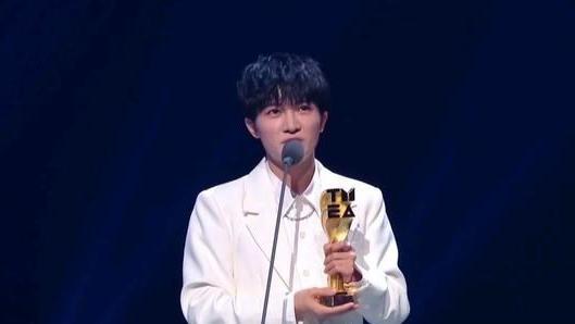 周深|周深获年度最佳内地男歌手奖项，一人演唱五首歌，平台太懂粉丝了