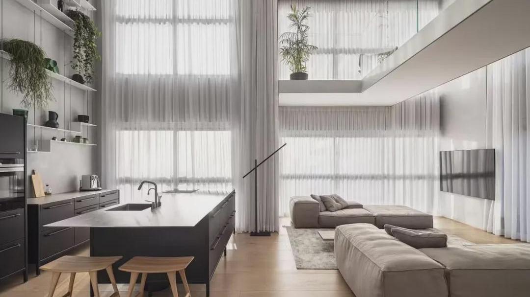 80㎡顶楼挑空复式，装5m高落地窗+玻璃砖墙，变身“贵族公寓”！