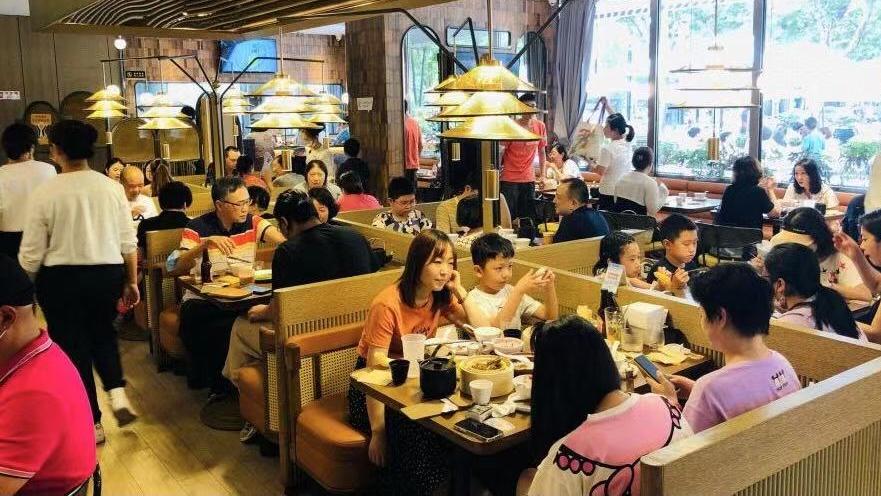 蔡澜|“食神”蔡澜先生在上海开的港式茶餐厅，人均120元，水准如何？