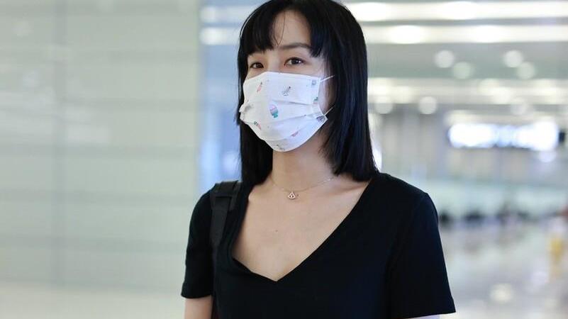 t恤|黄龄低调秀身材，大V领T恤配磨边短裤个性清爽，一刀切刘海更吸睛