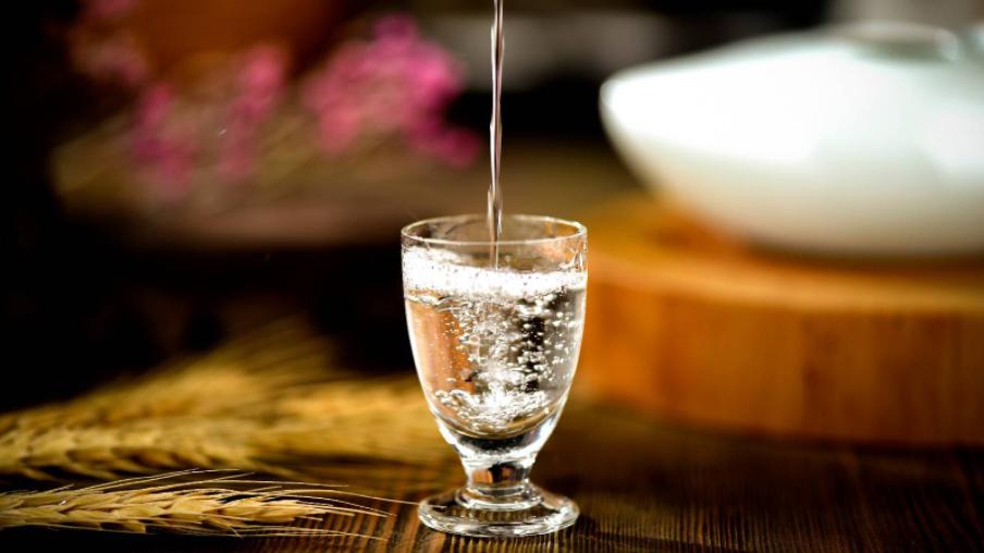 小茴香|把啤酒加到白酒里面，喝完最终会怎样？原来被“骗了”10几年