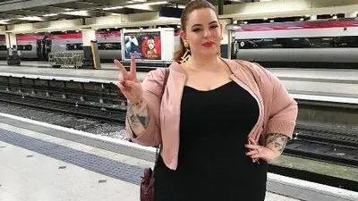 |女人粗腿就很丑？大码模特体重虽重，但照样身材有曲线